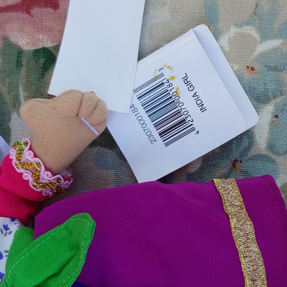 Vintage Disney Parks It's a Small World India Doll with Veil 9" x 5" NWT - Picture 9 of 11